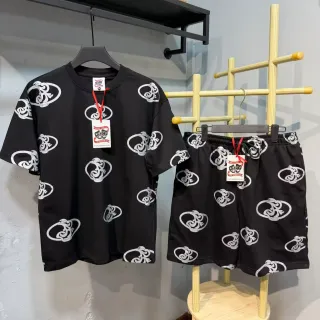 Camiseta de cuello redondo con estampado gráfico all over en blanco y negro