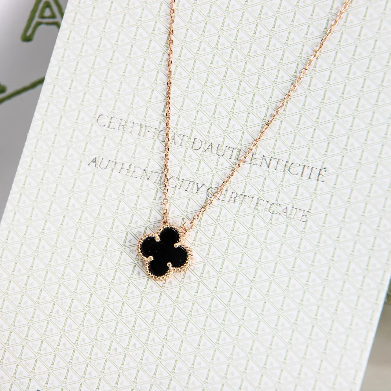 काले सोने का क्लोवर-आकार का पेंडेंट पत्थर हार 4