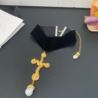 काली सोने का वेलवेट चोकर ornate क्रॉस नेकलेस
