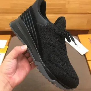 حذاء رياضي أسود ورمادي مع علوية محبوكة وكونتر كعب ribbed