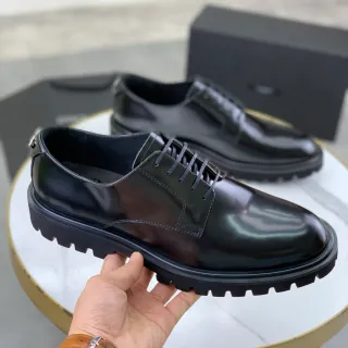 Chaussures Oxford en cuir noir à semelle chunky lug brillante