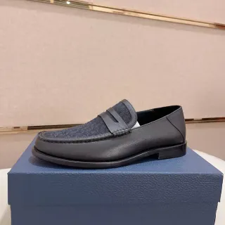 Mocassim de couro preto e tecido texturizado com alça penny