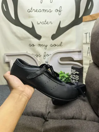Zapatos Mary Jane de cuero sintético negro con upper perforado y vamp 5