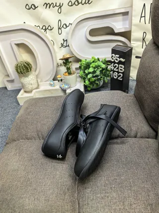Zapatos Mary Jane de cuero sintético negro con upper perforado y vamp 6