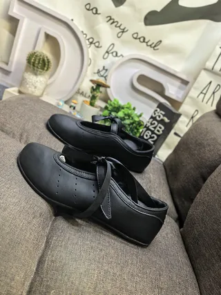 Zapatos Mary Jane de cuero sintético negro con upper perforado y vamp 7