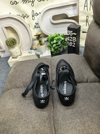 Zapatos Mary Jane de cuero sintético negro con upper perforado y vamp 8