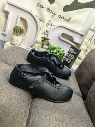 Zapatos Mary Jane de cuero sintético negro con upper perforado y vamp 9