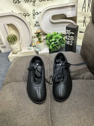 Zapatos Mary Jane de cuero sintético negro con upper perforado y vamp 10