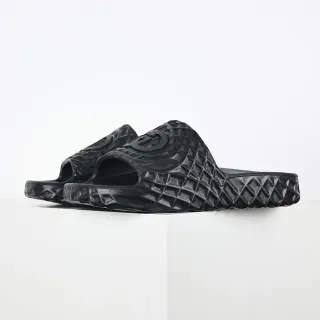Chanclas negras con textura geométrica moldeada