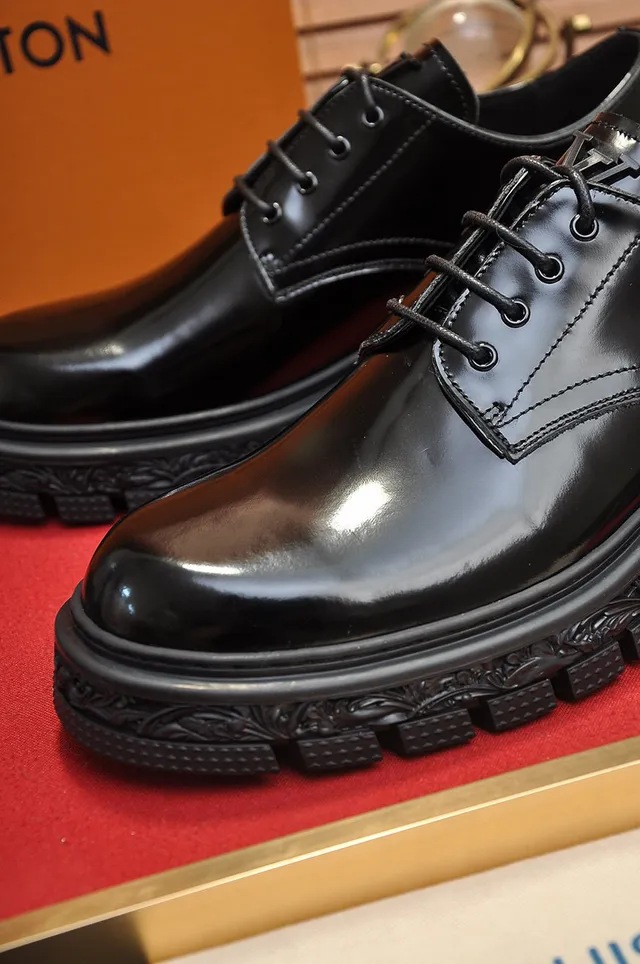 Chaussures Oxford en cuir noir poli avec lacets fermés 4