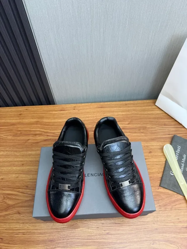 Sneakers Lifestyle Negro y Rojo Cuero Superior Suela de Goma 2