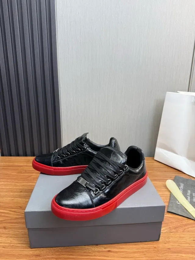 Sneakers Lifestyle Negro y Rojo Cuero Superior Suela de Goma 3