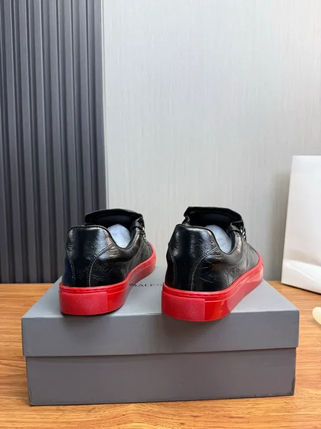 Sneakers Lifestyle Negro y Rojo Cuero Superior Suela de Goma 5