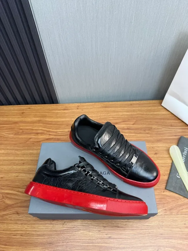 Sneakers Lifestyle Negro y Rojo Cuero Superior Suela de Goma 6