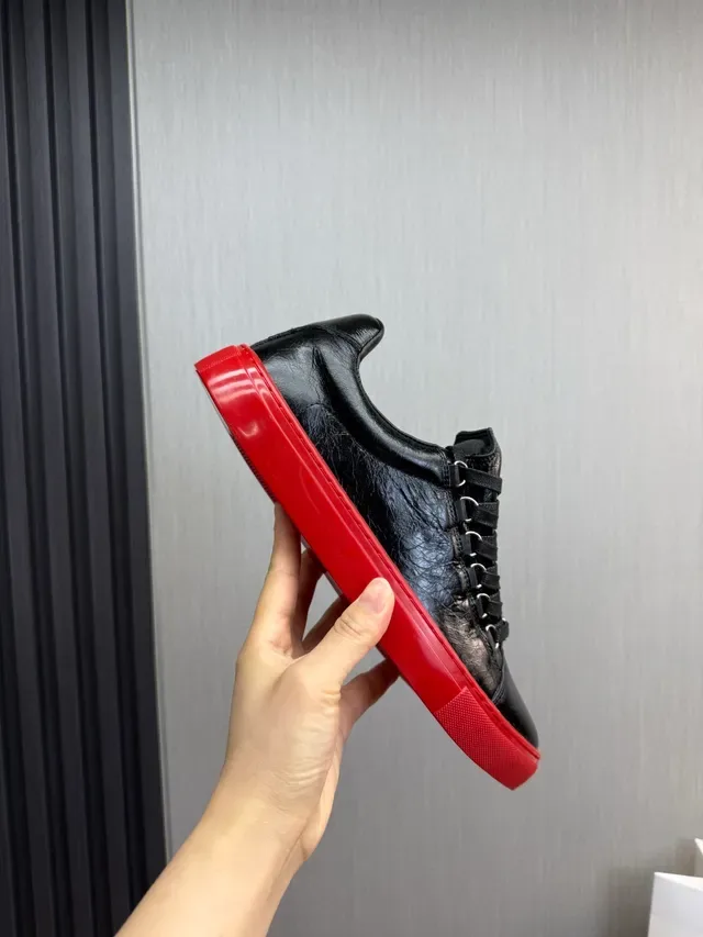 Sneakers Lifestyle Negro y Rojo Cuero Superior Suela de Goma 7