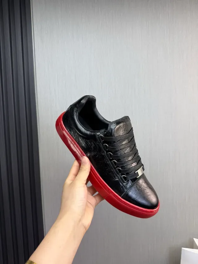 Sneakers Lifestyle Negro y Rojo Cuero Superior Suela de Goma 8