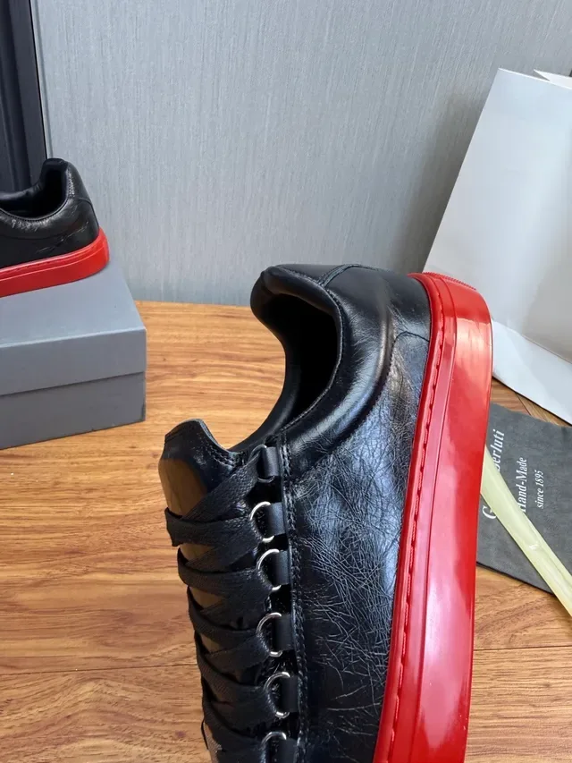 Sneakers Lifestyle Negro y Rojo Cuero Superior Suela de Goma 9