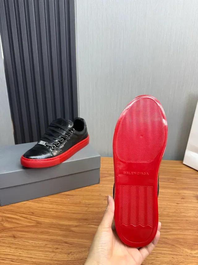 Sneakers Lifestyle Negro y Rojo Cuero Superior Suela de Goma 10