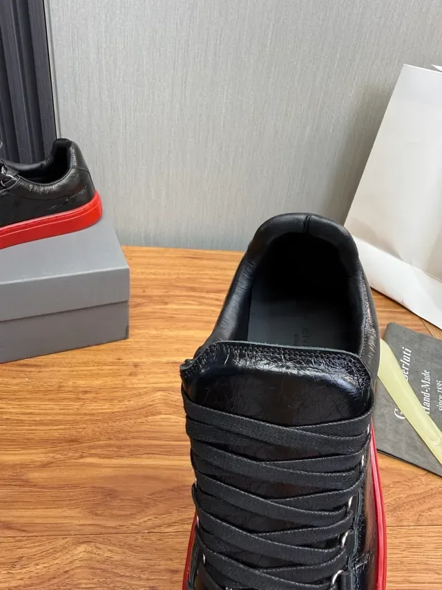 Sneakers Lifestyle Negro y Rojo Cuero Superior Suela de Goma 11