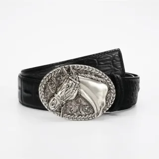 Cinto de couro preto com fivela ovalada grande prateada com textura de crocodilo embossado
