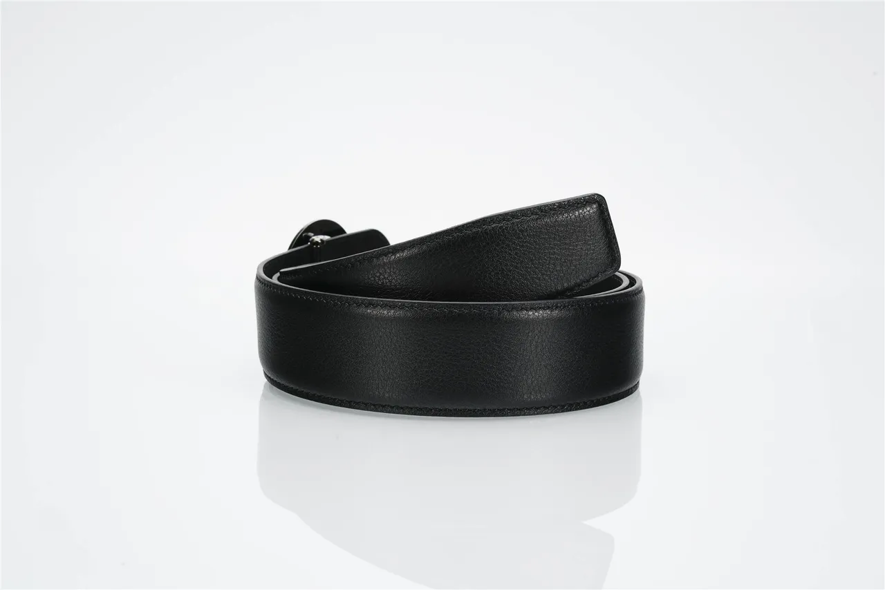 Cinto de couro preto prateado com fivela circular de cabeça de águia com textura de cascalho 3
