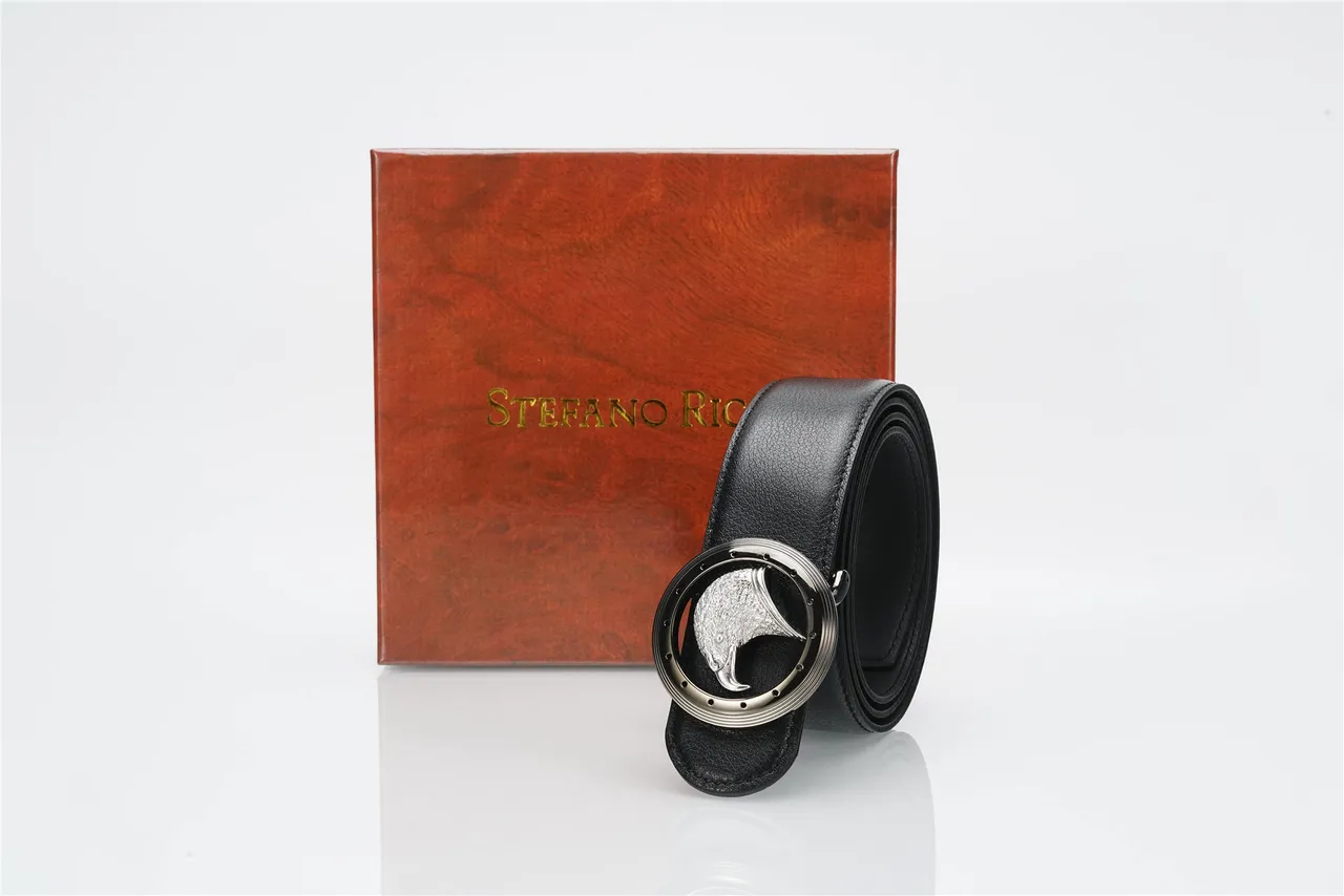 Cinto de couro preto prateado com fivela circular de cabeça de águia com textura de cascalho 6
