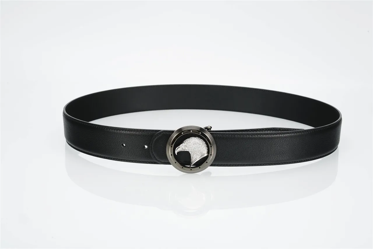 Cinto de couro preto prateado com fivela circular de cabeça de águia com textura de cascalho 9