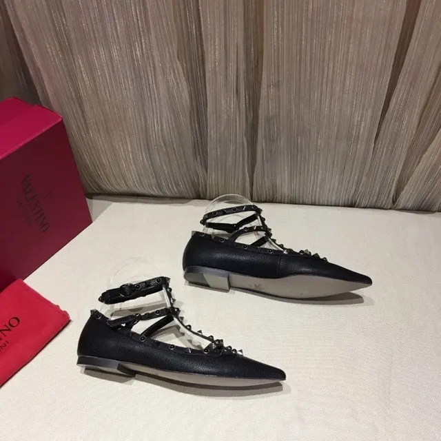 Sapatos Mary Jane T-strap com ponta em pico e tachas prateadas pretas 2