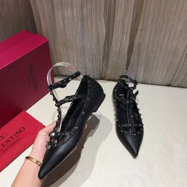 Sapatos Mary Jane T-strap com ponta em pico e tachas prateadas pretas 3