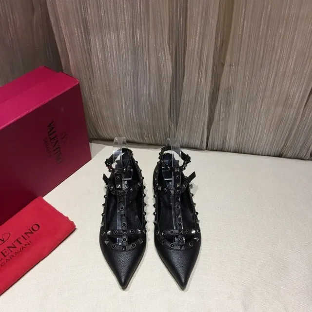 Sapatos Mary Jane T-strap com ponta em pico e tachas prateadas pretas 4