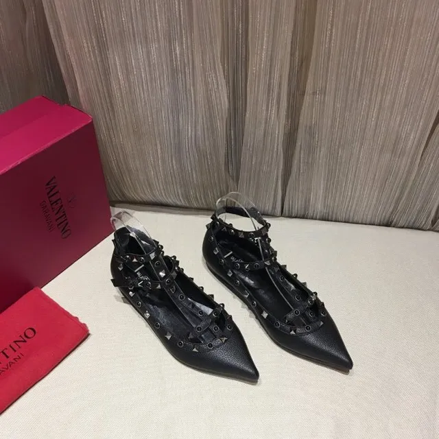 Sapatos Mary Jane T-strap com ponta em pico e tachas prateadas pretas 8