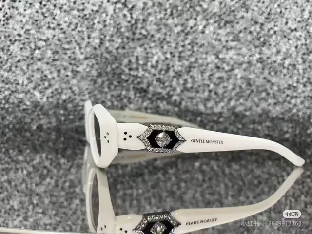 Gafas de sol marco ovalado pequeño templos de metal ornamentados en negro y plata 6
