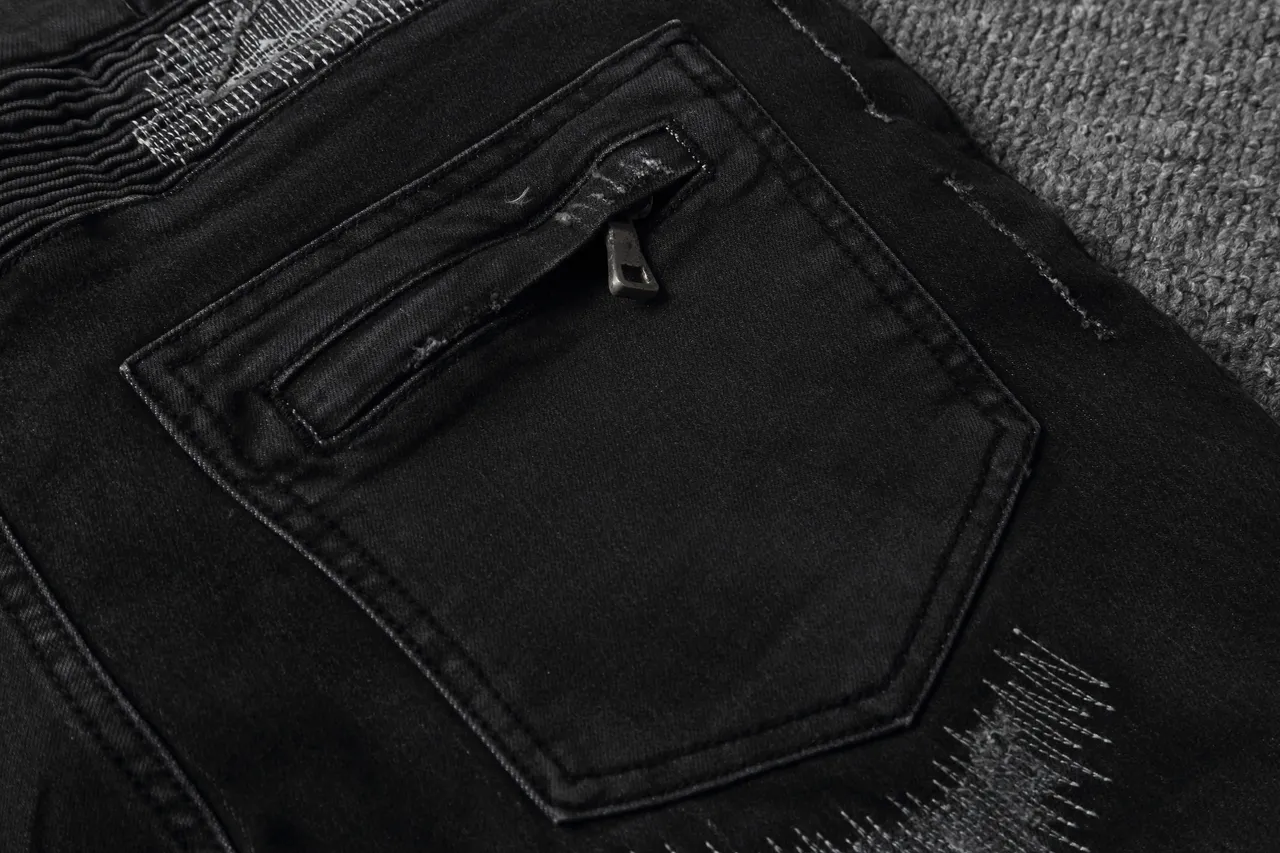 Shorts negros y blancos distressed con cremallera y bolsillos 5