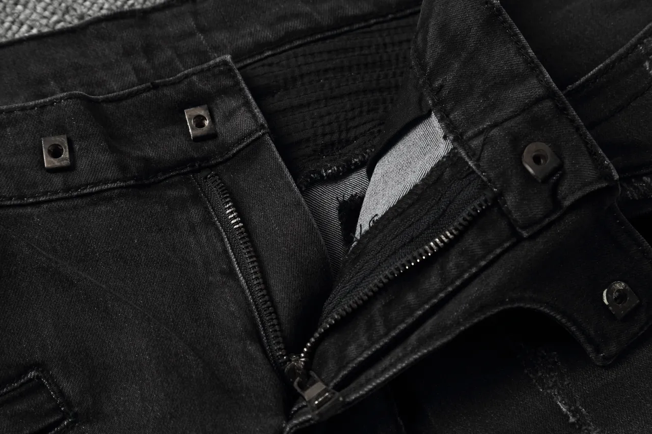 Shorts negros y blancos distressed con cremallera y bolsillos 6