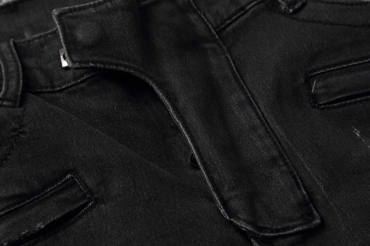 Shorts negros y blancos distressed con cremallera y bolsillos 8