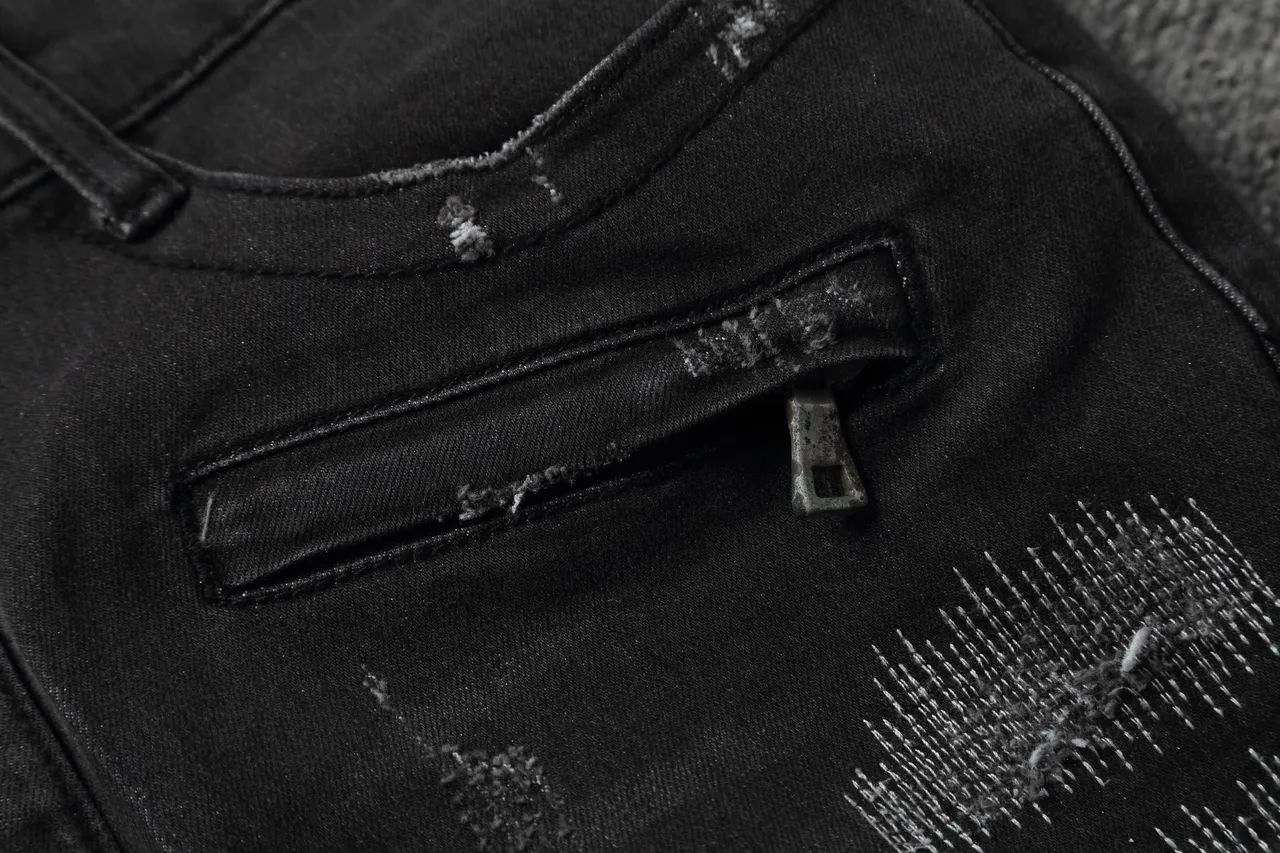 Shorts negros y blancos distressed con cremallera y bolsillos 9