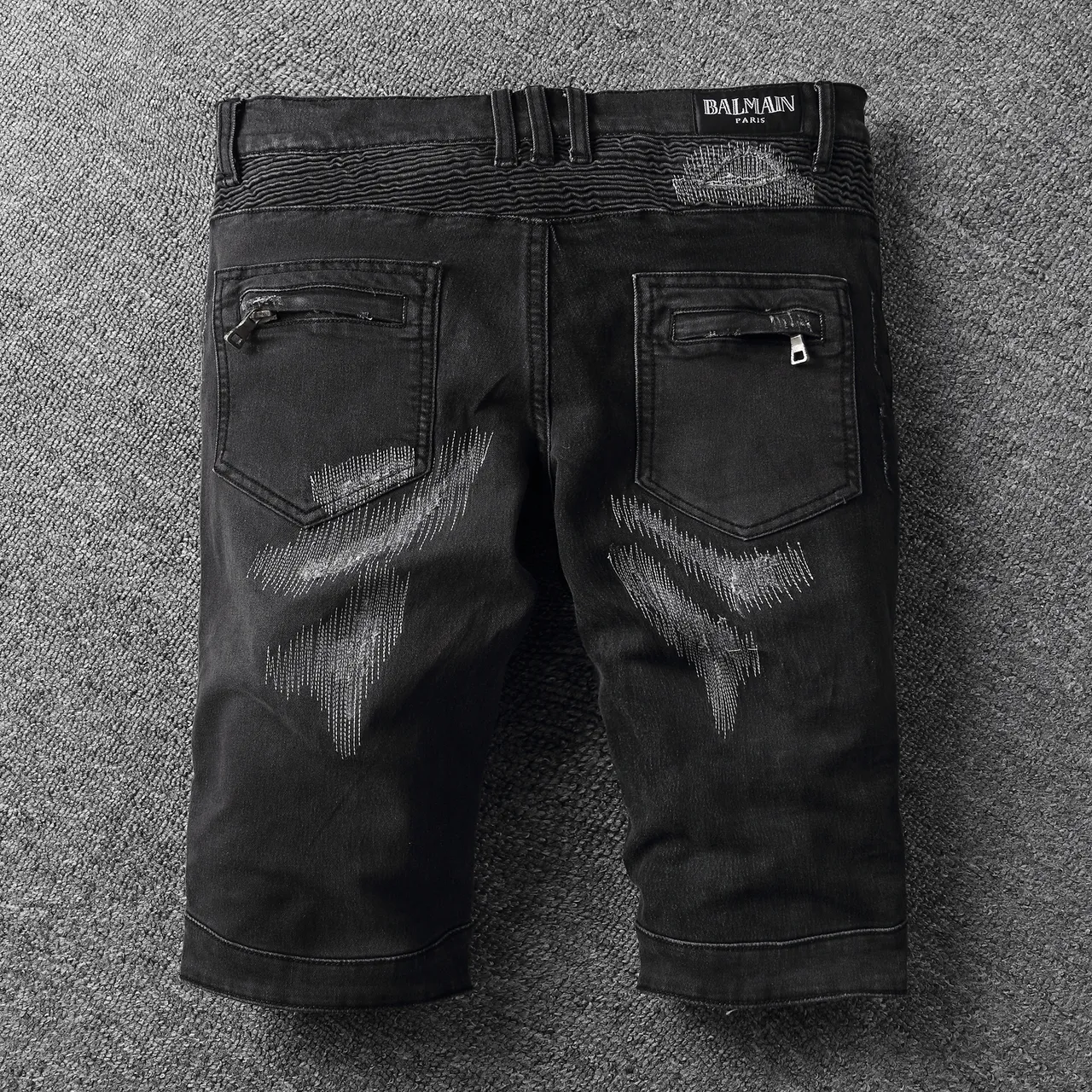 Shorts negros y blancos distressed con cremallera y bolsillos 14
