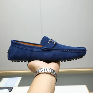 Loafer de ante azul negro con hebilla metálica