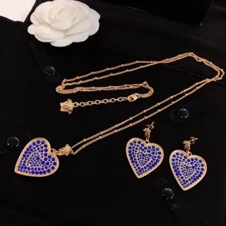 Collier avec pierres pavé-set en forme de cœur bleu et or