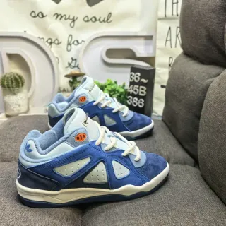Zapatillas Azul Marino con Capas Sintéticas Superpuestas, Paneles Triangulares Perforados