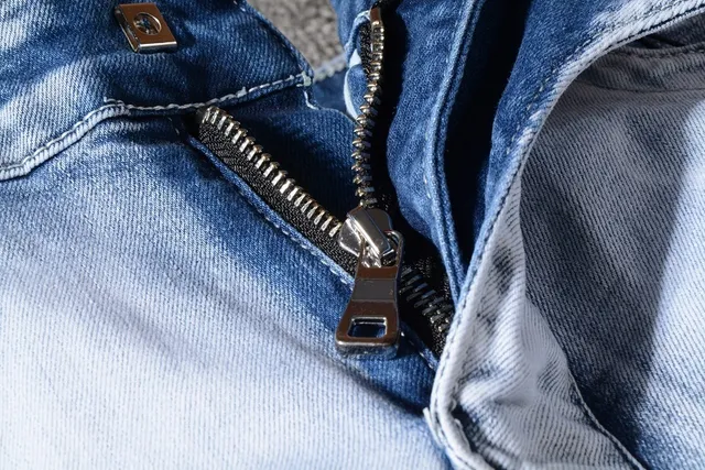 Jeans bleu et blanc distressed à poches zippées 12