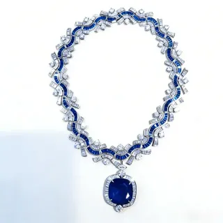 Collier avec bandes de saphirs bleus et blancs en canal ondulé acentos de diamantes baguette et ronds