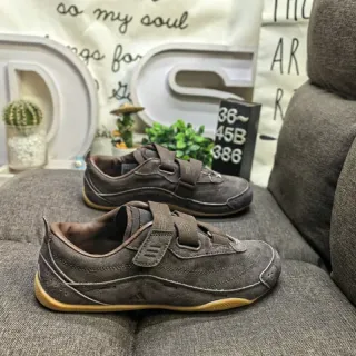 Zapatillas deportivas marrón beige sin cordones con cierre de doble correa