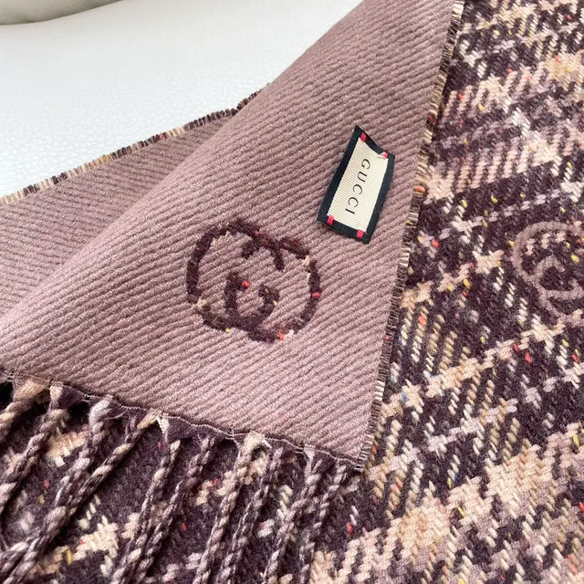 Cachecol de Cashmere Marrom Beige com Padrão Xadrez e Textura Tecida 2