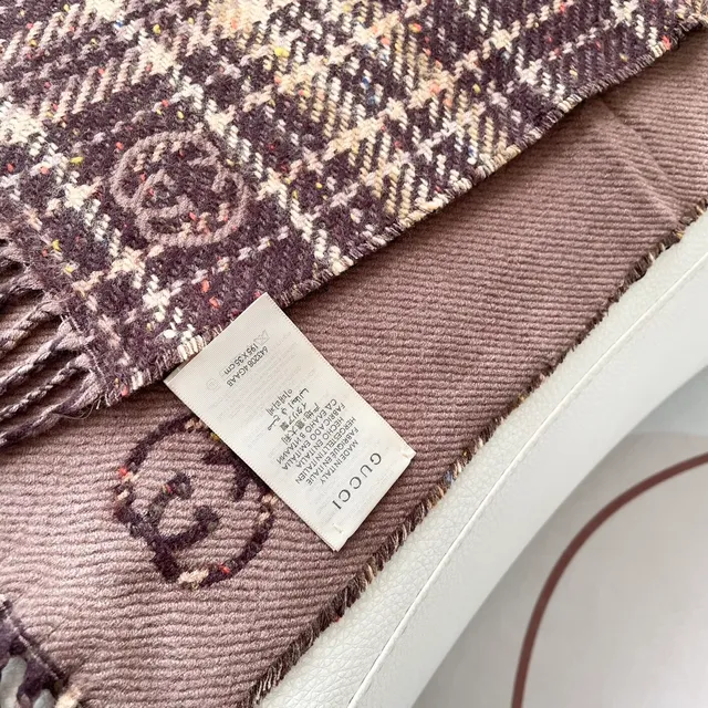 Cachecol de Cashmere Marrom Beige com Padrão Xadrez e Textura Tecida 3