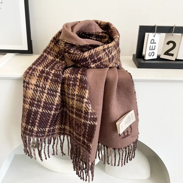 Cachecol de Cashmere Marrom Beige com Padrão Xadrez e Textura Tecida 4