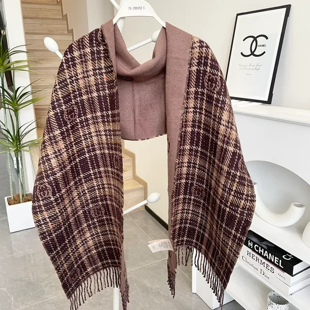 Cachecol de Cashmere Marrom Beige com Padrão Xadrez e Textura Tecida 5