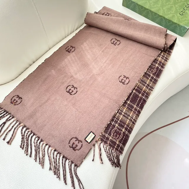 Cachecol de Cashmere Marrom Beige com Padrão Xadrez e Textura Tecida 6
