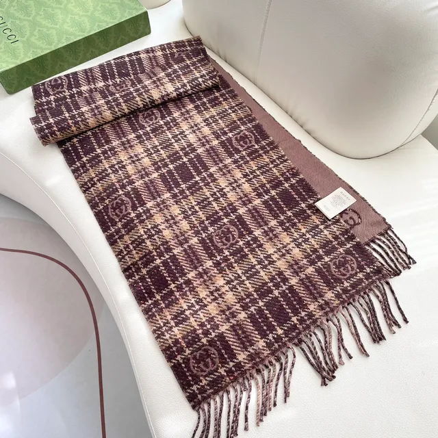 Cachecol de Cashmere Marrom Beige com Padrão Xadrez e Textura Tecida 7