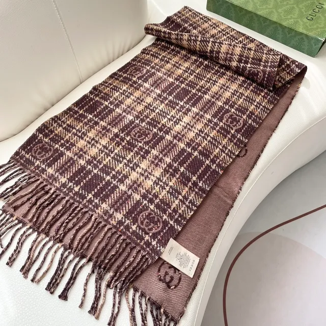 Cachecol de Cashmere Marrom Beige com Padrão Xadrez e Textura Tecida 8